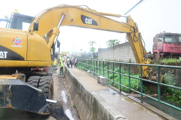 Libreville : Eugène Mba lance les travaux de curage de caniveaux, après des accusations de détournement de fonds