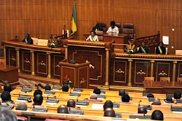 Le président Ali Bongo Ondimba nomme 15 sénateurs dont sept femmes titulaires