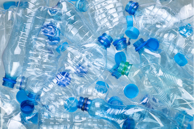 Grand Libreville : une campagne de ramassage de bouteilles plastiques