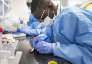 Des techniciens de laboratoire en grève à Libreville suite à l’interpellation de leurs collègues pour trafics des tests Covid-19