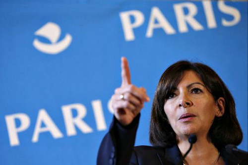 Rose Christiane Ossoucah Raponda et Anne Hidalgo posent la 1ère plaque de rue de Libreville