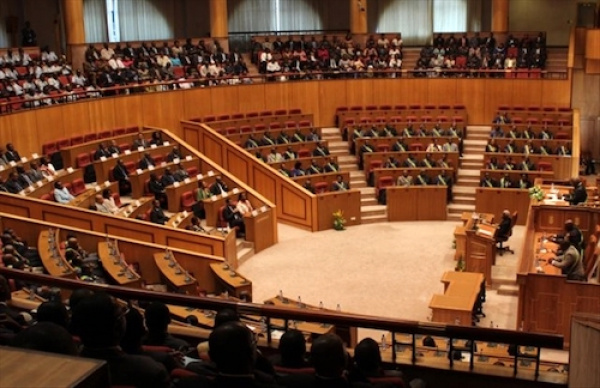 Les députés et sénateurs du Gabon lancent l&#039;examen de la loi de finances 2021
