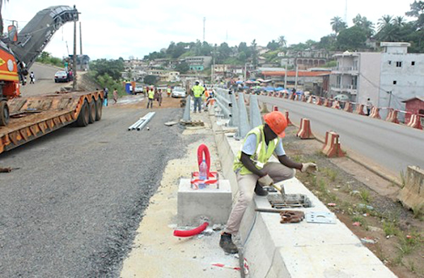 A Owendo et Libreville, les retards d’exécution de certains chantiers routiers préoccupent le ministre des Travaux publics