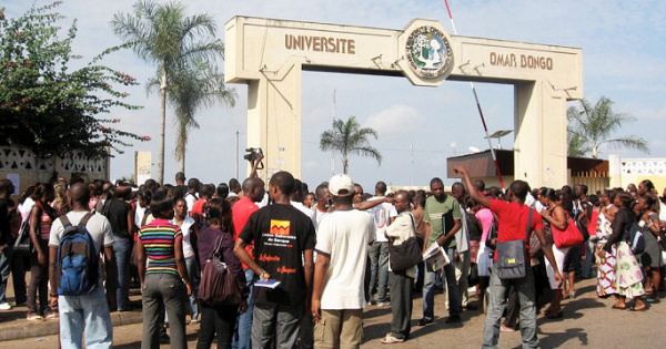 Université Omar Bongo : suspension des cours à la faculté de droit pour défaut de tables bancs