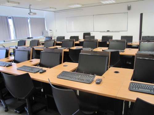  Gabon: l’Etat dotera les lycées et collèges de salles informatiques, puis les croisera au programme « Train my Generation » de l’Unesco