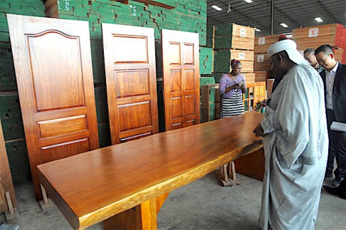 Ali Bongo a visité de nouvelles unités de production dans les filières bois et pharmaceutique à la Zerp de Nkok