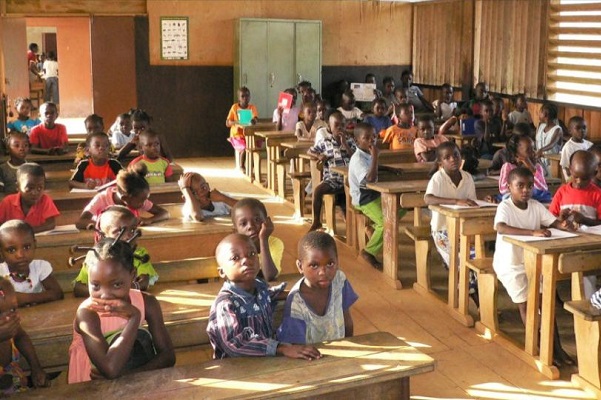 Le Gabon veut réduire le nombre moyen d’élèves par classe de 52 à 40 au maximum