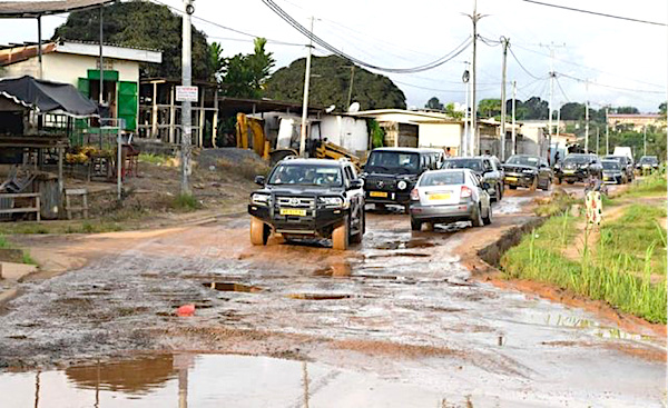 Au cours d’une visite inopinée dans les rues de Libreville, Ali Bongo constate l’état de dégradation des voiries urbaines