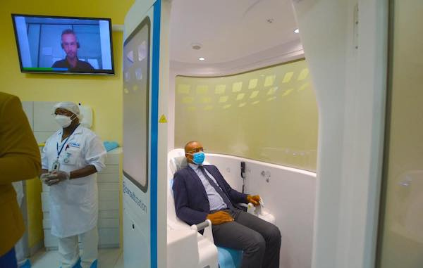 La Comilog présente la toute la première cabine de téléconsultation au Gabon, sur le site de Moanda