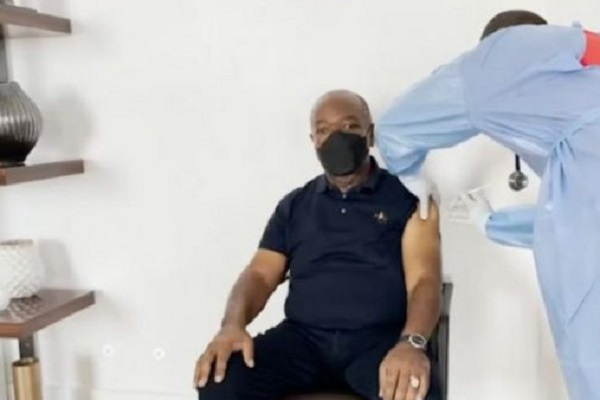 Covid-19 : après avoir reçu sa 2e dose, Ali Bongo appelle les populations à se faire vacciner
