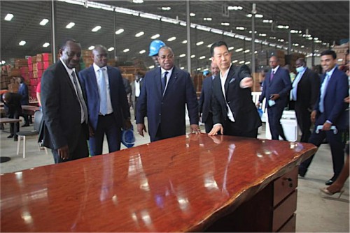 Le Premier ministre inaugure une usine de transformation du bois à Nkok