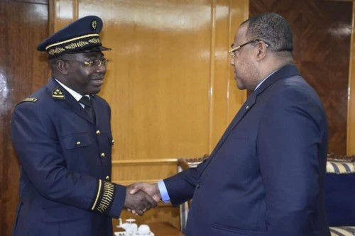le gouverneur de la province de l&#039;Estuaire, Rigobert Ikambouayat Ndeka (à gauche) reçu par le chef du gouvernement, Julien Nkoghe Bekale (à droite)